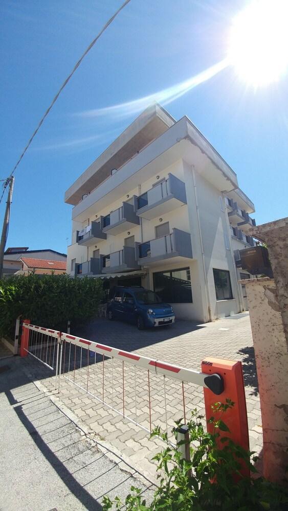 La Perla Hotel